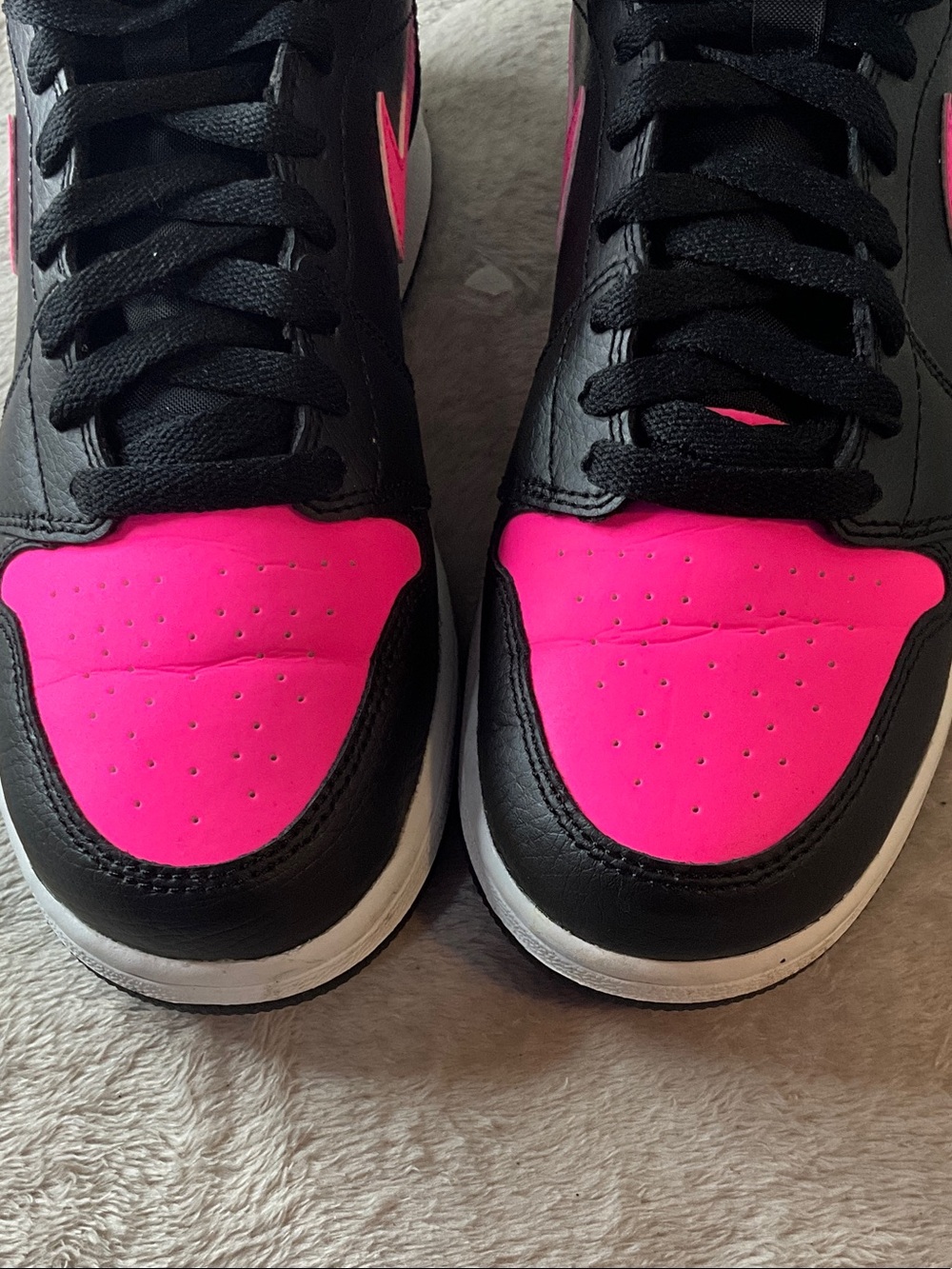 Nike Air Jordan 1 Retro High “Black Hyper Pink” Sneakers-Size 6Y - Picture 2 of 13